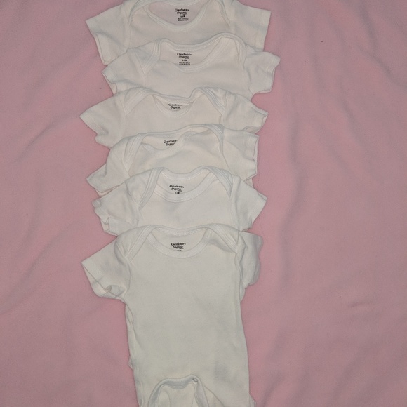 Organic Gerber onesies 0-3 mths - Picture 2 of 3